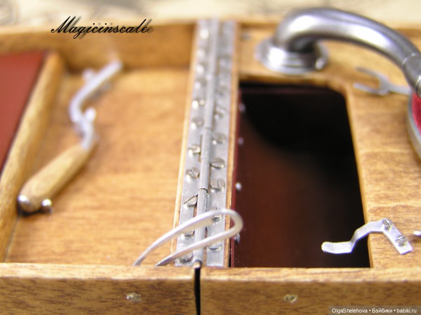 В шесть раз меньше, но не менее крут чем оригинал. Модель патефона в масштабе 1/6