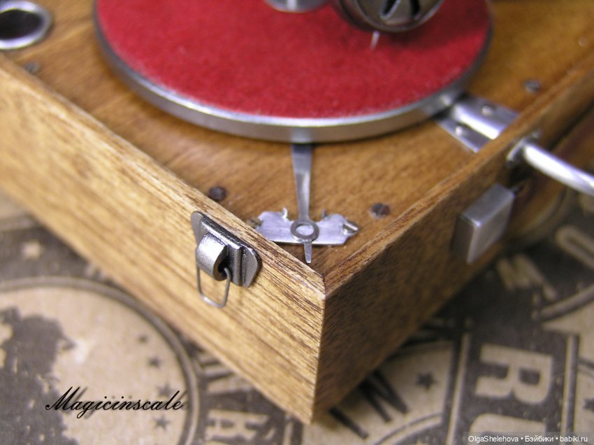 В шесть раз меньше, но не менее крут чем оригинал. Модель патефона в масштабе 1/6