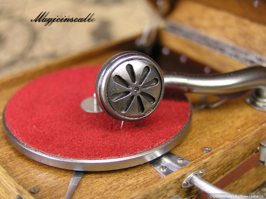 В шесть раз меньше, но не менее крут чем оригинал. Модель патефона в масштабе 1/6