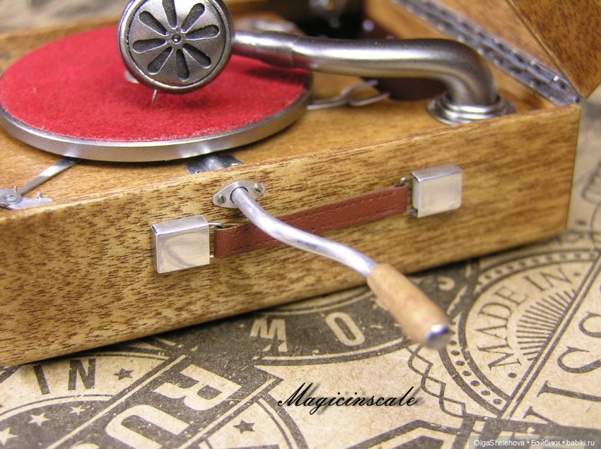 В шесть раз меньше, но не менее крут чем оригинал. Модель патефона в масштабе 1/6