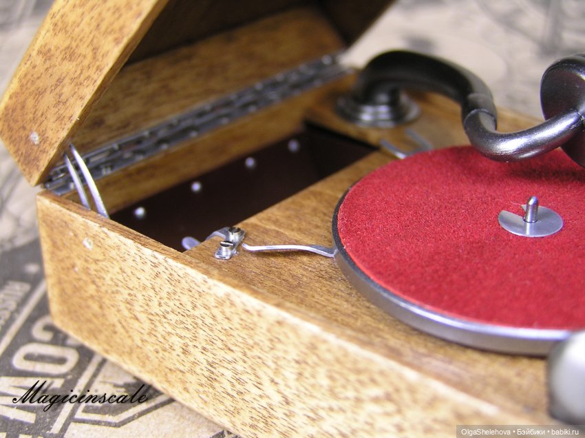 В шесть раз меньше, но не менее крут чем оригинал. Модель патефона в масштабе 1/6