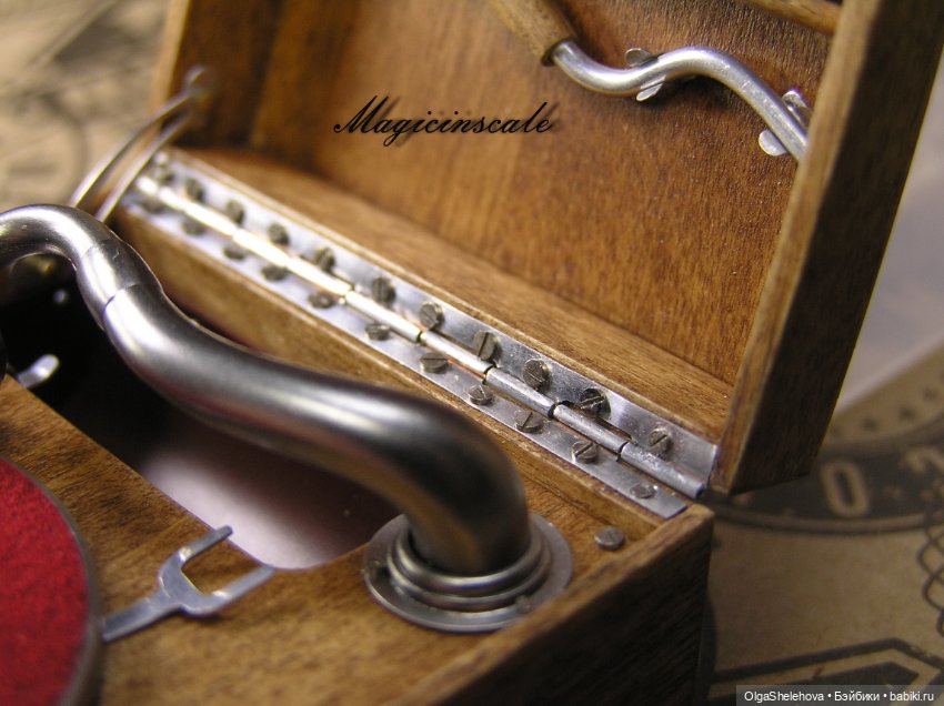 В шесть раз меньше, но не менее крут чем оригинал. Модель патефона в масштабе 1/6