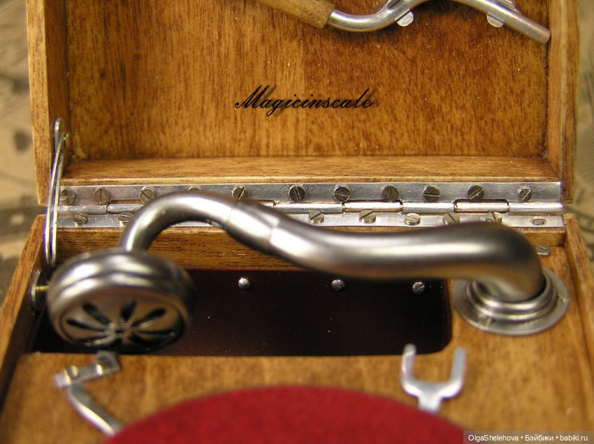 В шесть раз меньше, но не менее крут чем оригинал. Модель патефона в масштабе 1/6