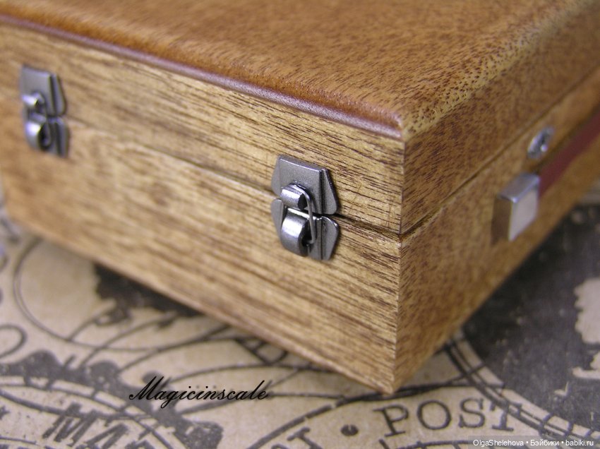 В шесть раз меньше, но не менее крут чем оригинал. Модель патефона в масштабе 1/6