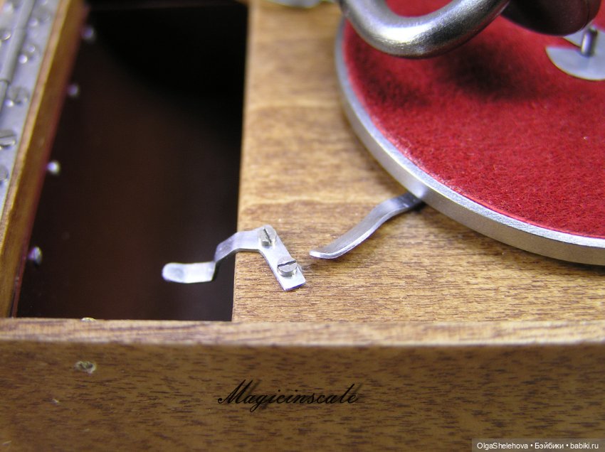 В шесть раз меньше, но не менее крут чем оригинал. Модель патефона в масштабе 1/6