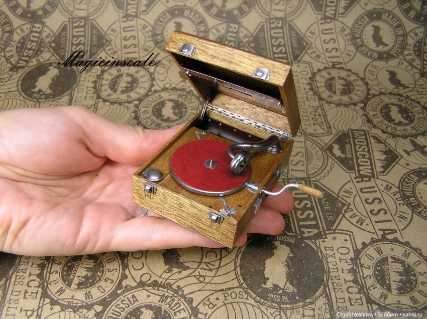 В шесть раз меньше, но не менее крут чем оригинал. Модель патефона в масштабе 1/6
