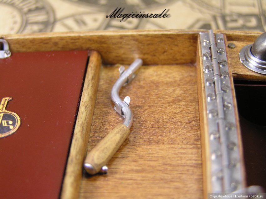 В шесть раз меньше, но не менее крут чем оригинал. Модель патефона в масштабе 1/6