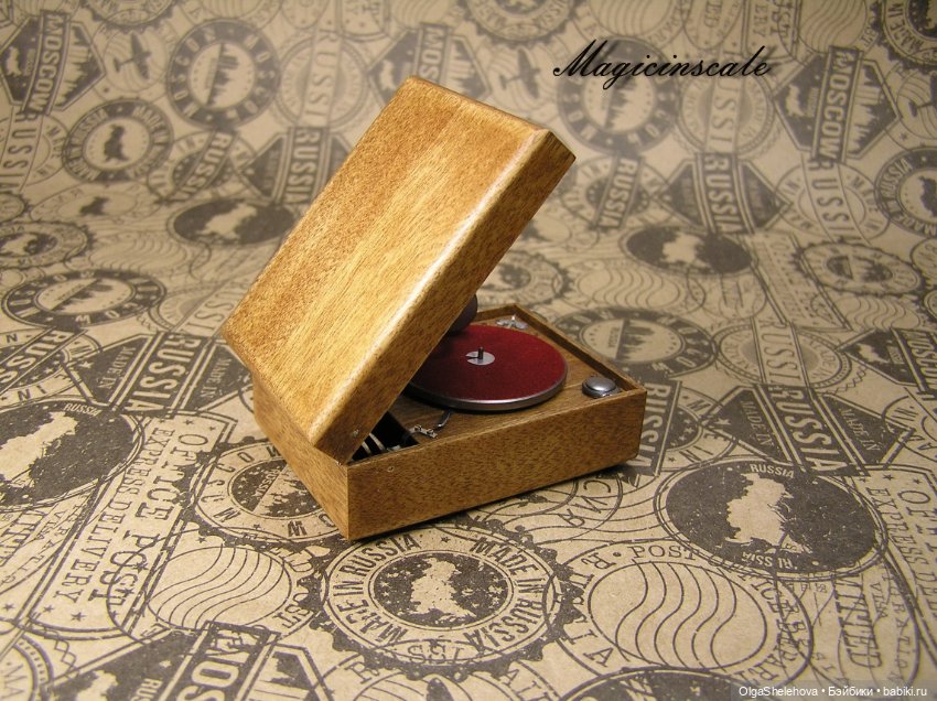 В шесть раз меньше, но не менее крут чем оригинал. Модель патефона в масштабе 1/6
