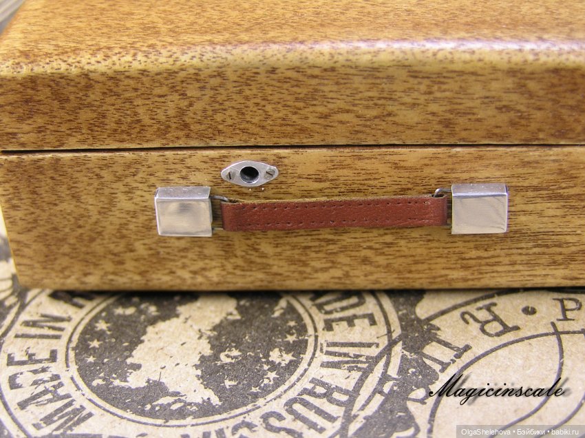 В шесть раз меньше, но не менее крут чем оригинал. Модель патефона в масштабе 1/6