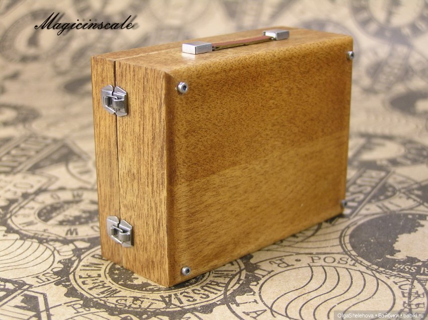 В шесть раз меньше, но не менее крут чем оригинал. Модель патефона в масштабе 1/6