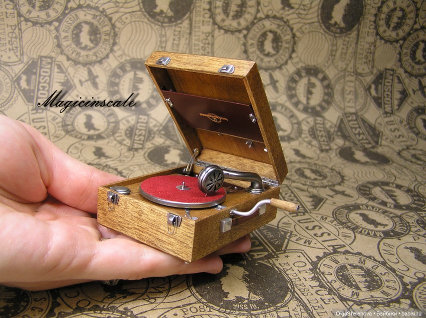 В шесть раз меньше, но не менее крут чем оригинал. Модель патефона в масштабе 1/6