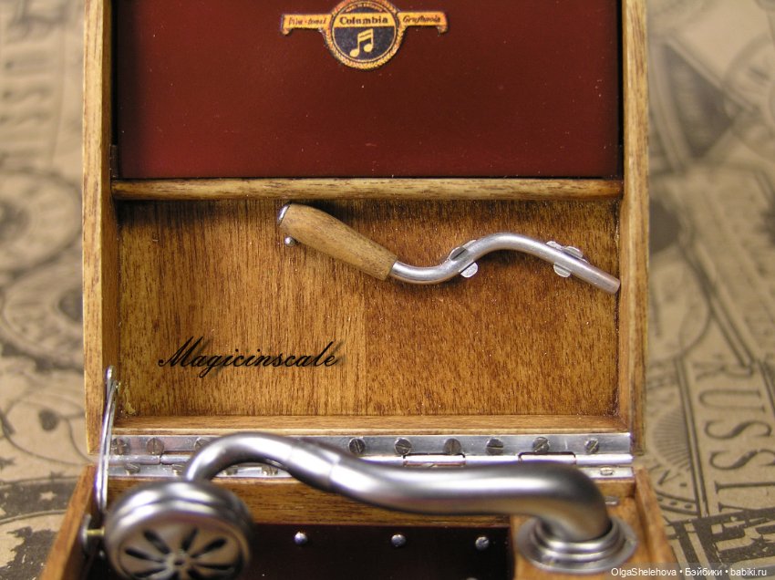 В шесть раз меньше, но не менее крут чем оригинал. Модель патефона в масштабе 1/6