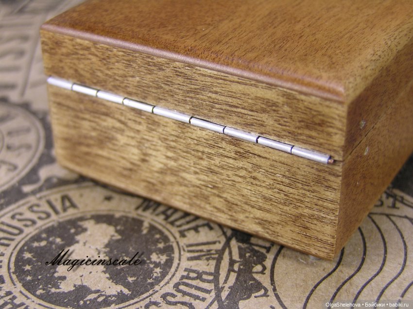 В шесть раз меньше, но не менее крут чем оригинал. Модель патефона в масштабе 1/6