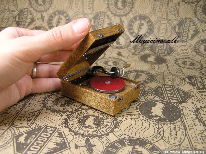 В шесть раз меньше, но не менее крут чем оригинал. Модель патефона в масштабе 1/6