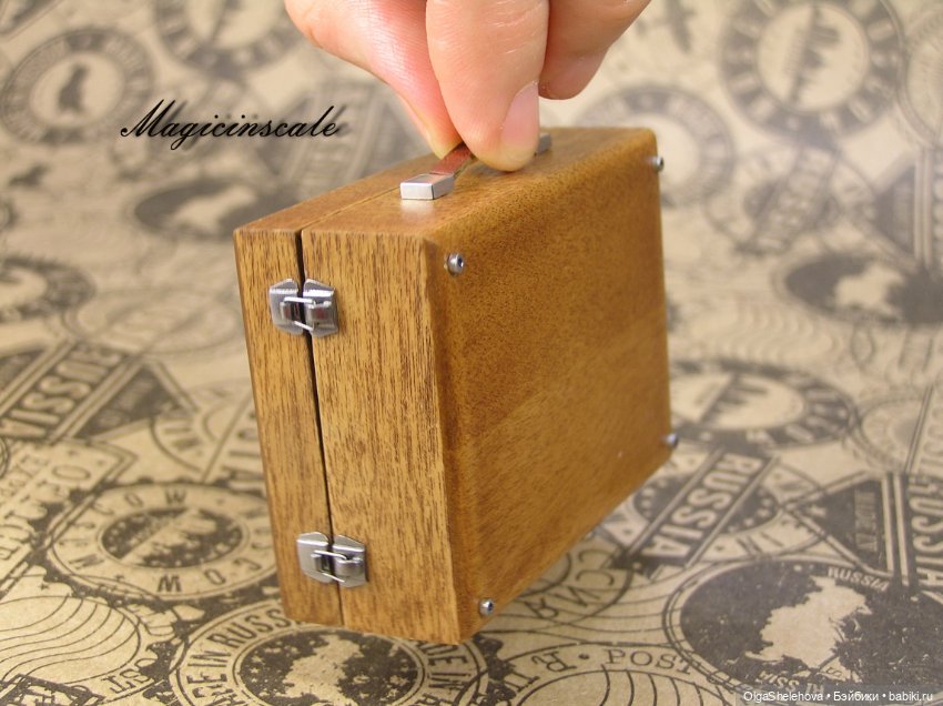 В шесть раз меньше, но не менее крут чем оригинал. Модель патефона в масштабе 1/6