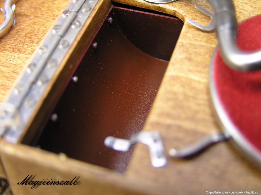 В шесть раз меньше, но не менее крут чем оригинал. Модель патефона в масштабе 1/6