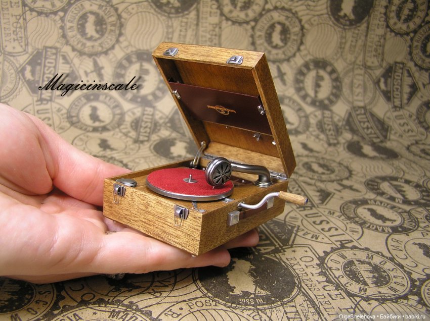 В шесть раз меньше, но не менее крут чем оригинал. Модель патефона в масштабе 1/6