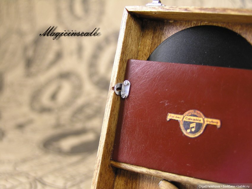 В шесть раз меньше, но не менее крут чем оригинал. Модель патефона в масштабе 1/6