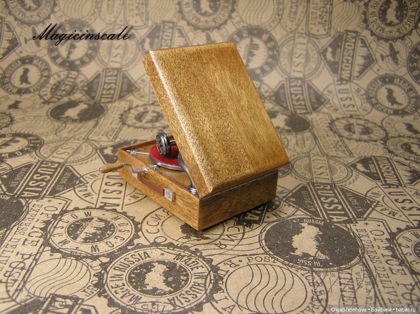 В шесть раз меньше, но не менее крут чем оригинал. Модель патефона в масштабе 1/6