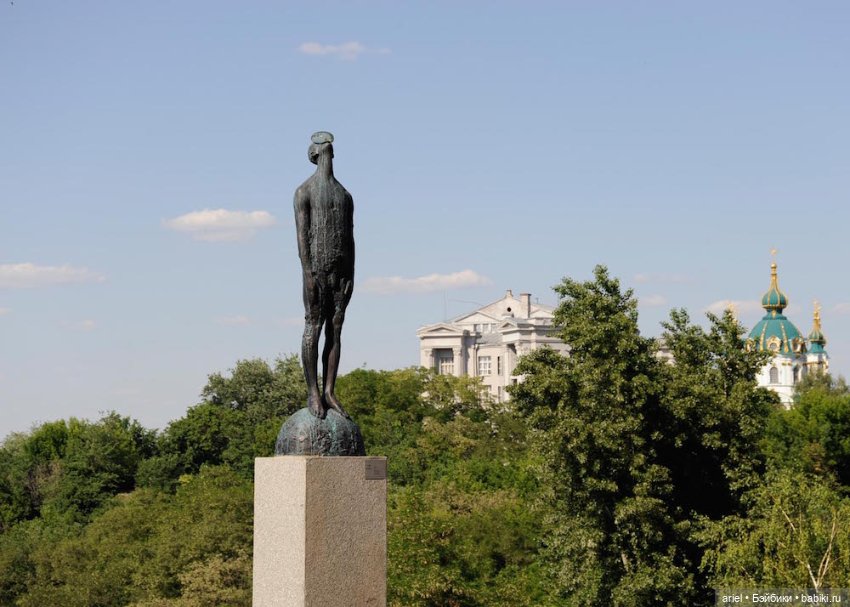 Философская бронзовая скульптура от Назара Билыка «Дождь» (фото 8)