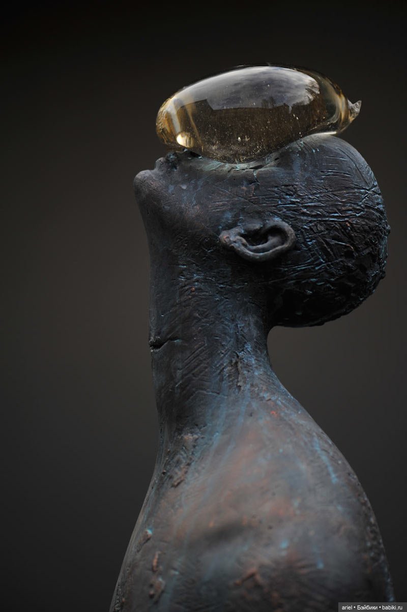 Философская бронзовая скульптура от Назара Билыка «Дождь» (фото 4)