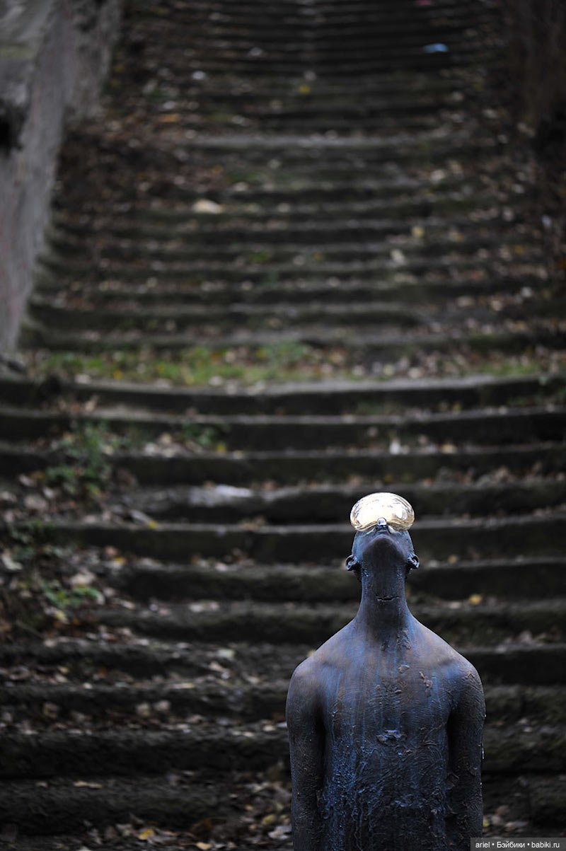 Философская бронзовая скульптура от Назара Билыка «Дождь» (фото 3)