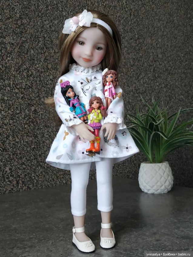 Ruby Red любимая кукла играет в куклы