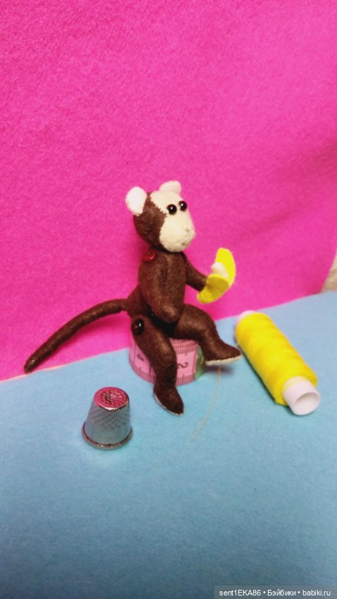 Озорная обезьянка — Авторские игрушки из разных материалов: синельная проволока (фото 2)
