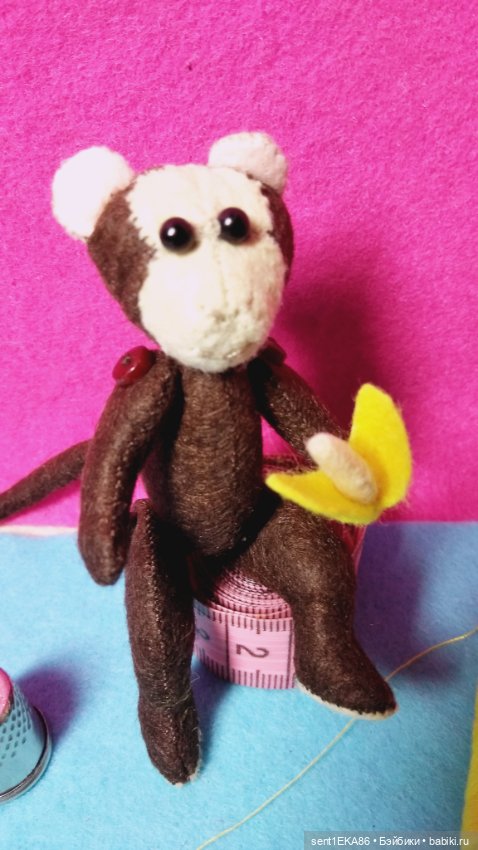 Озорная обезьянка — Авторские игрушки из разных материалов: синельная проволока (фото 3)