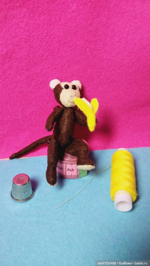 Озорная обезьянка — Авторские игрушки из разных материалов: синельная проволока (фото 5)