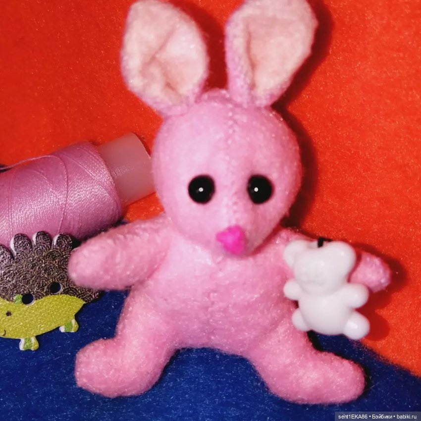 Малыш зайка — Авторские игрушки из разных материалов: синельная проволока (фото 3)