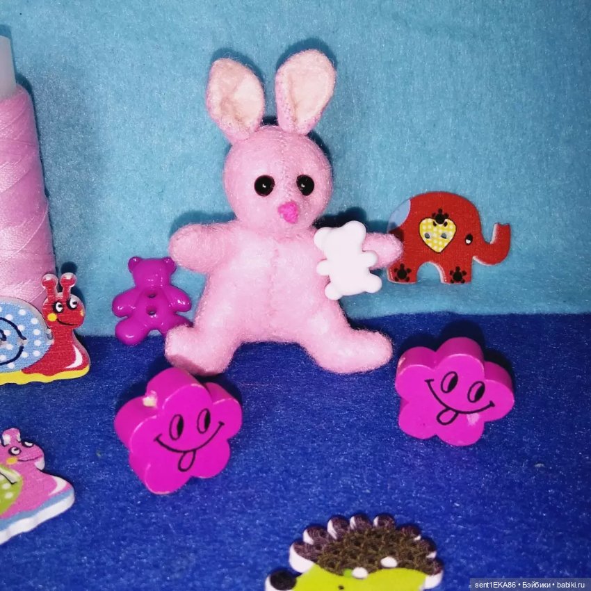 Малыш зайка — Авторские игрушки из разных материалов: синельная проволока (фото 7)