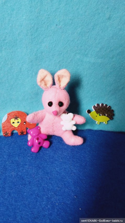 Малыш зайка — Авторские игрушки из разных материалов: синельная проволока (фото 10)
