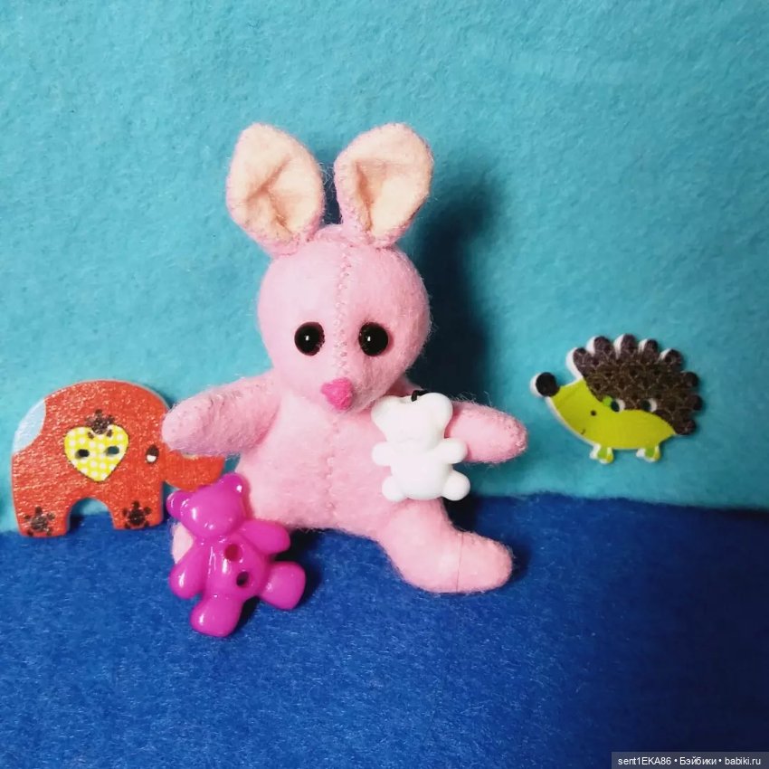 Малыш зайка — Авторские игрушки из разных материалов: синельная проволока (фото 6)