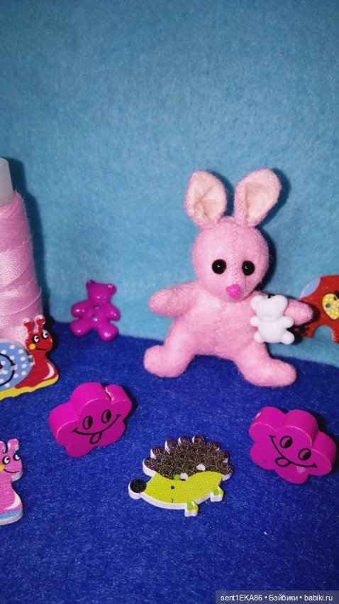 Малыш зайка — Авторские игрушки из разных материалов: синельная проволока