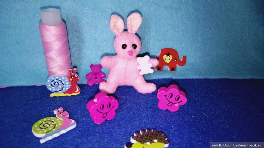 Малыш зайка — Авторские игрушки из разных материалов: синельная проволока