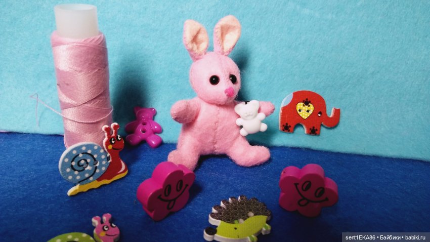 Малыш зайка — Авторские игрушки из разных материалов: синельная проволока