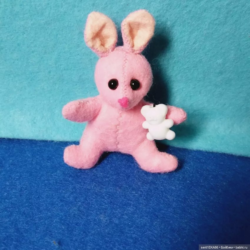 Малыш зайка — Авторские игрушки из разных материалов: синельная проволока (фото 9)