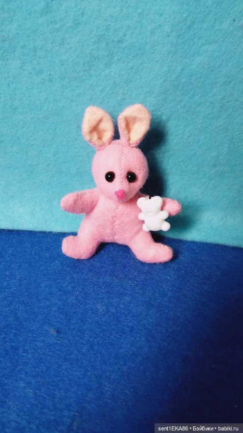 Малыш зайка — Авторские игрушки из разных материалов: синельная проволока