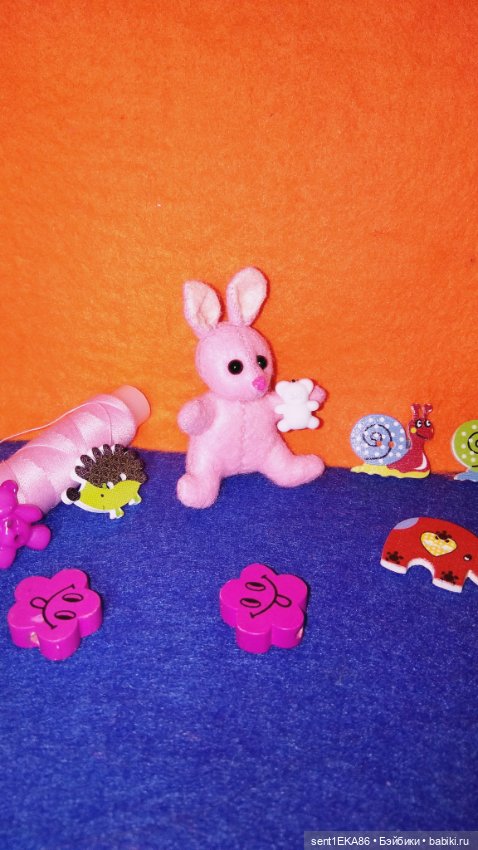 Малыш зайка — Авторские игрушки из разных материалов: синельная проволока