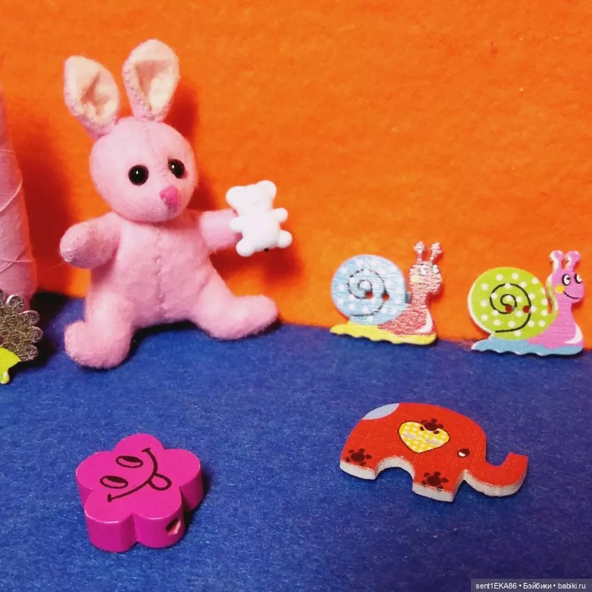 Малыш зайка — Авторские игрушки из разных материалов: синельная проволока (фото 4)