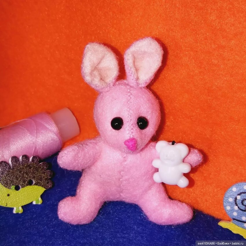 Малыш зайка — Авторские игрушки из разных материалов: синельная проволока