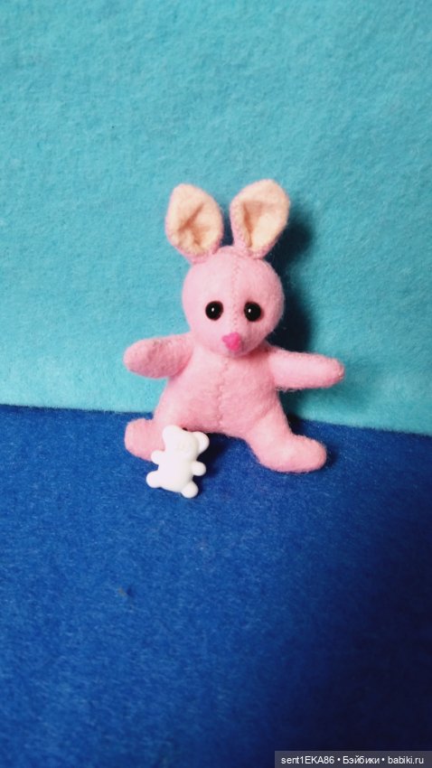 Малыш зайка — Авторские игрушки из разных материалов: синельная проволока