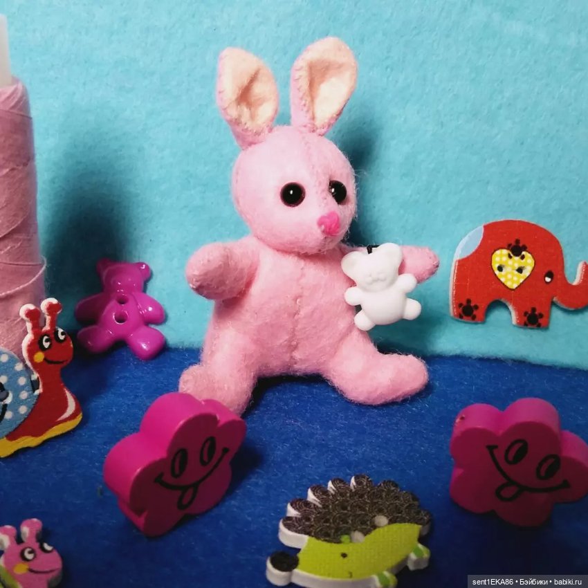 Малыш зайка — Авторские игрушки из разных материалов: синельная проволока (фото 8)