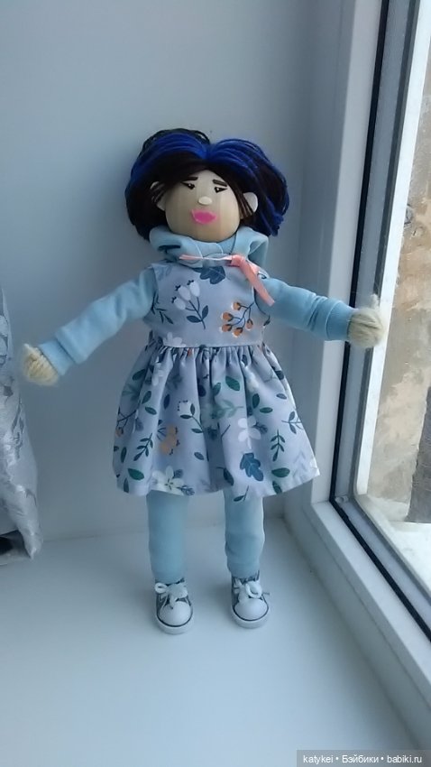 Лаура поздравляет с Пасхой. И новый аут