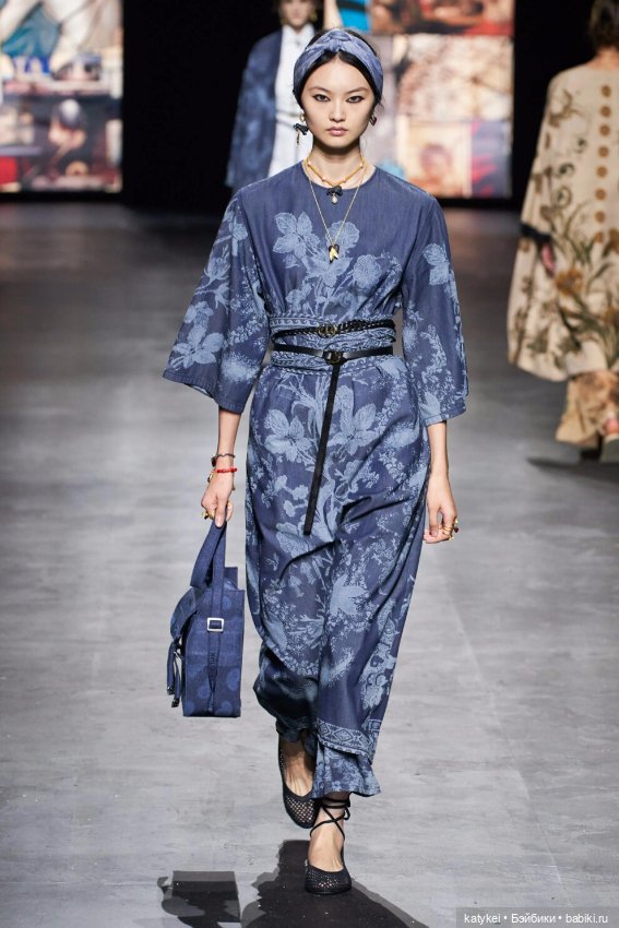 Лаура поздравляет с Пасхой. И новый аут