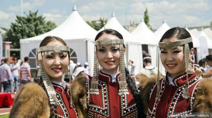 Лаура поздравляет с Пасхой. И новый аут