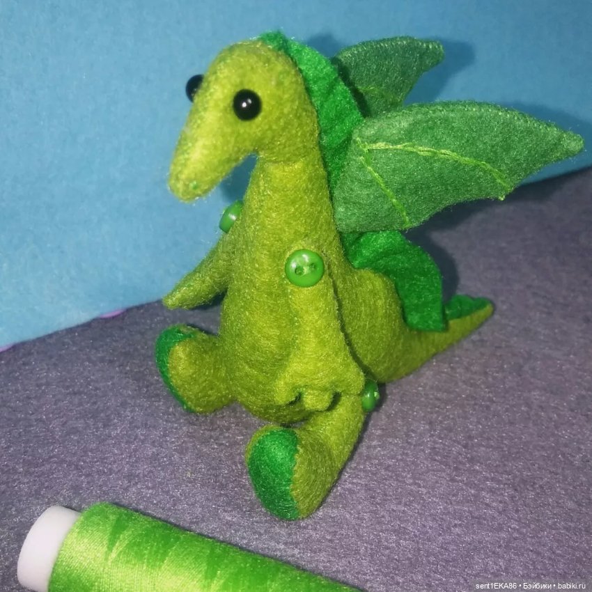 Добрый дракошка — Авторские игрушки из разных материалов: синельная проволока (фото 5)