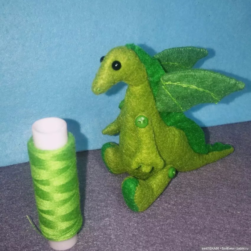 Добрый дракошка — Авторские игрушки из разных материалов: синельная проволока (фото 3)