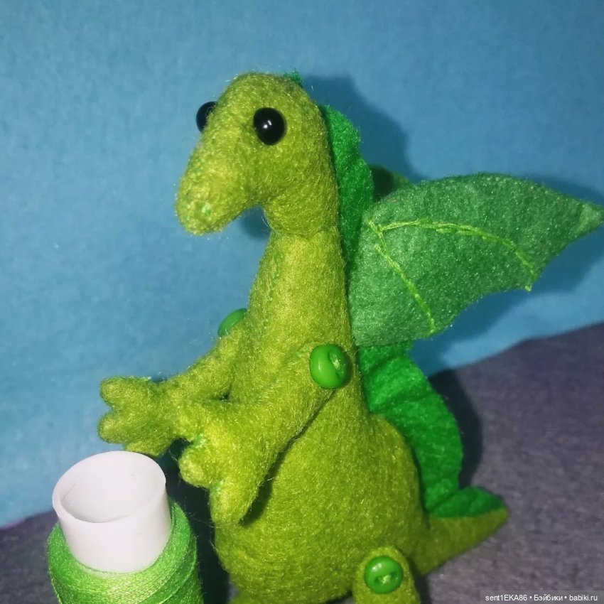 Добрый дракошка — Авторские игрушки из разных материалов: синельная проволока (фото 6)